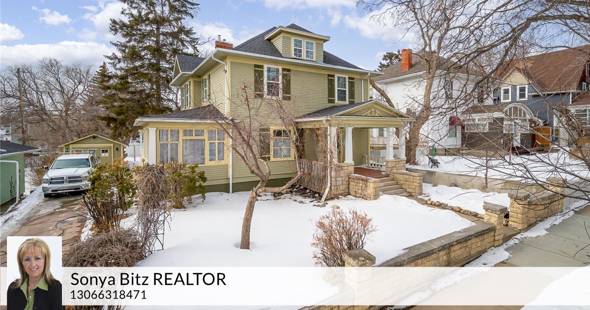 1022 Clifton Ave, Moose Jaw, SK S6H 3L2
